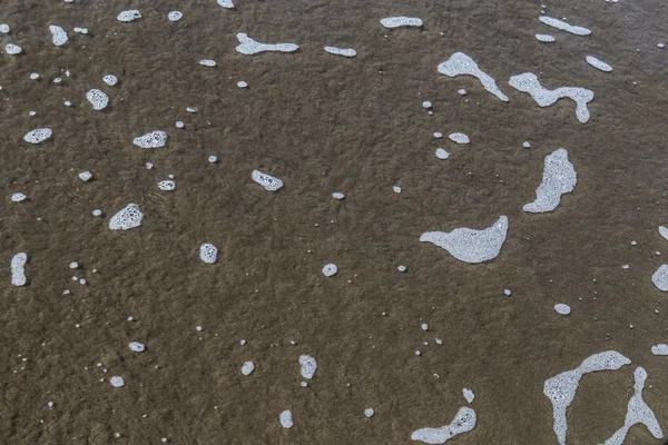 Вода с пляжа и песка — стоковое фото