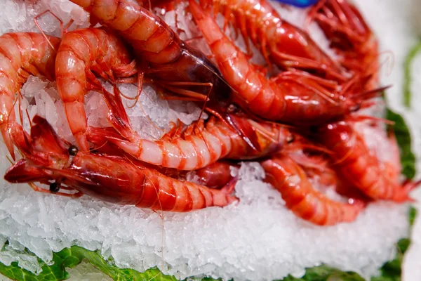 Fotografía de pescado crudo en el mercado — Foto de Stock