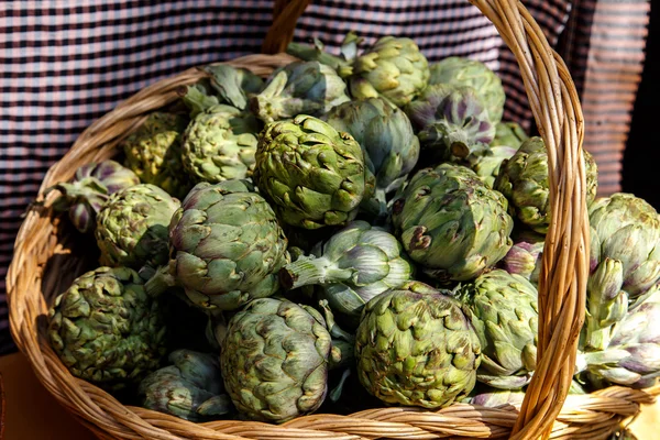 Artichokes in a handmade basket — Stock Photo, Image