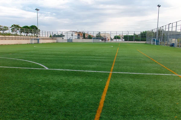 Hierba de un estadio de fútbol amateur — Foto de Stock