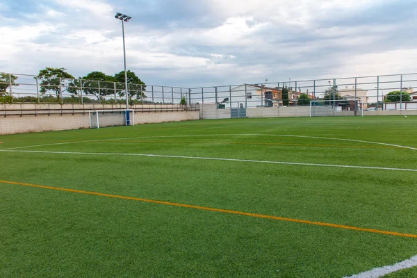 Amateur voetbalstadion met groen gras — Stockfoto
