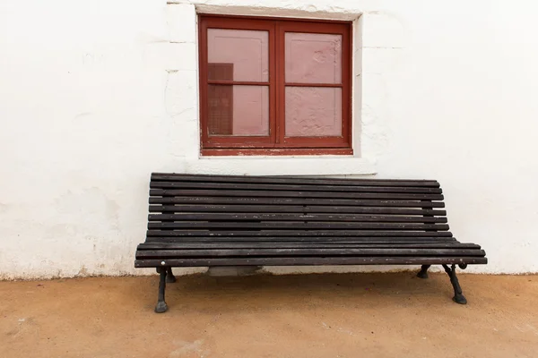 Svart benche i street — Stockfoto