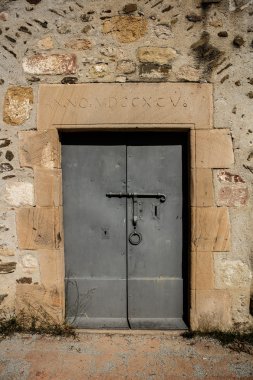 bir evden demir eski kapı