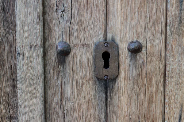 Fechadura de uma porta velha de madeira — Fotografia de Stock