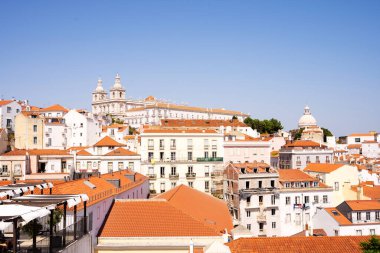 Lizbon, Portekiz 'de antik bir manastırı olan bir şehir merkezinin panoramik görüntüsü