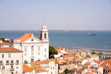 Lizbon 'un arka planında nehir olan antik bir manastır manzarası