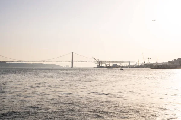 Sinar Matahari Menerangi Sungai Dan Jembatan Lisbon Portugal — Stok Foto