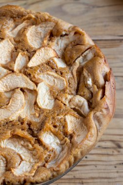 Tahta masa üzerinde yarım elmalı turtanın hava görüntüsü, seçici odak, dikey, kopyalama alanı ile