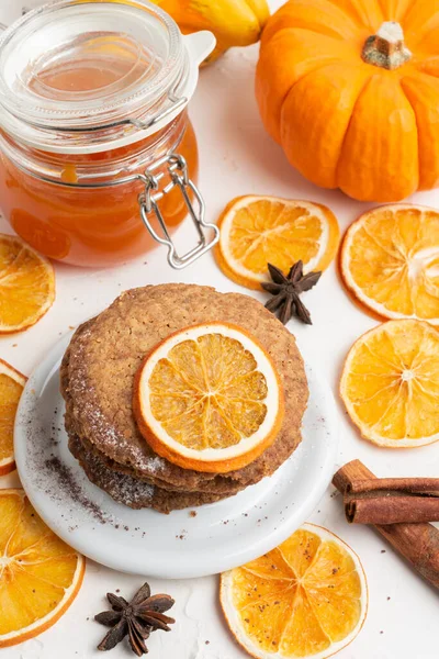 Portakal dilimli, tarçınlı, reçelli, yıldız anasonlu ve balkabaklı, seçici odak noktası beyaz masa, dikey