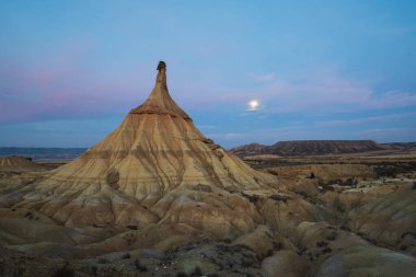 Bardenas Reales, Navarra, İspanya 'da ayın doğuşuyla birlikte Castildetierra manzarası