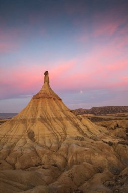 Castildetierra ile birlikte ayın doğuşunda Bardenas Reales, Navarra, İspanya 'da dikey çöl manzarası