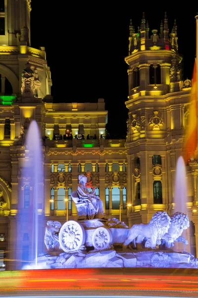 2021年11月30日 在西班牙马德里 圣诞前夕 拉西贝尔喷泉与市政厅的近照 垂直方向 免版税图库图片