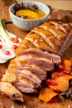 Ördek göğsü, şeftali ve soğanlı, masa ve masada, seçici odaklı, dikey