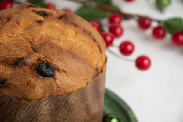 Close Panettone Mesa Branca Com Árvores Azevinho Vermelho Foco Seletivo — Fotografia de Stock