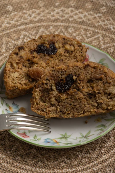 Luchtfoto Van Twee Stukken Courgette Cake Met Pruimen Bord Vork — Stockfoto