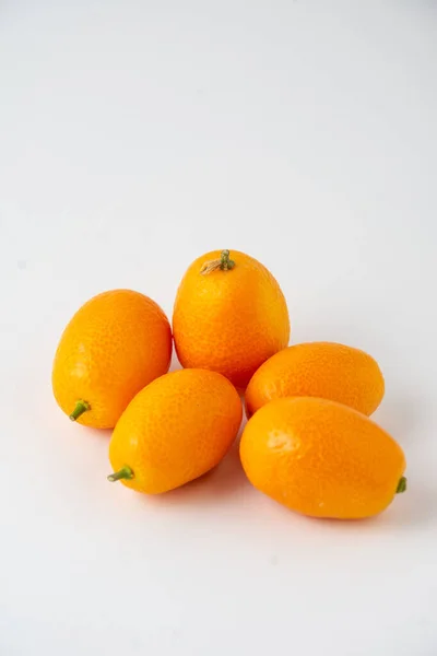 Draufsicht Auf Kumquats Auf Weißem Hintergrund Mit Selektivem Fokus Vertikal — Stockfoto