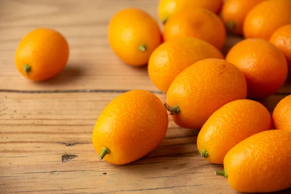 Draufsicht Auf Eine Gruppe Kumquats Auf Rustikalem Holztisch Mit Selektivem — Stockfoto