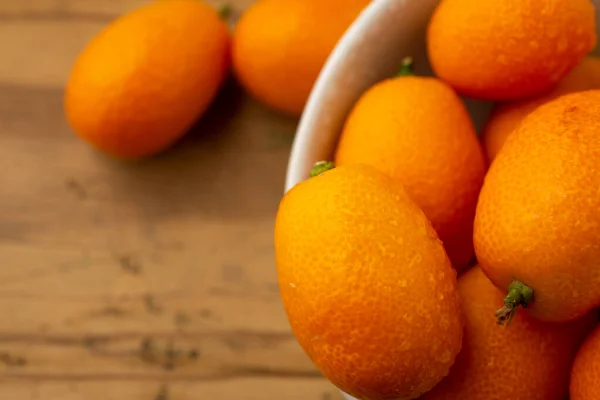 Makro Antenn Syn Våta Kumquats Vit Skål Selektivt Fokus Träbord — Stockfoto