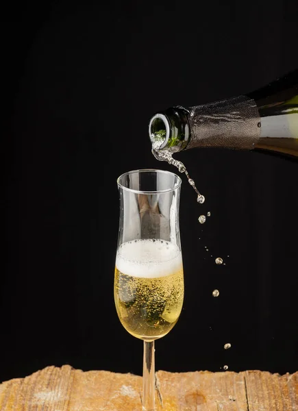 Top View Black Champagne Bottle Filling Crystal Glass Drops Falling — Zdjęcie stockowe