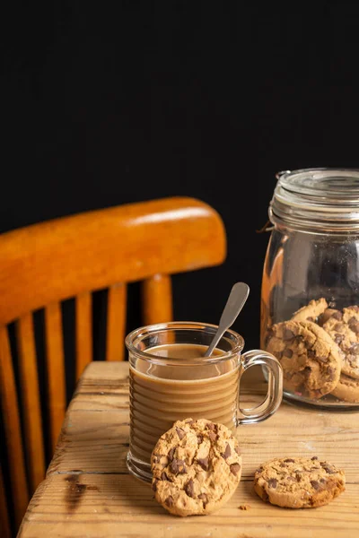 Vedere Sus Sticlei Latte Lingură Masă Din Lemn Cookie Uri — Fotografie, imagine de stoc