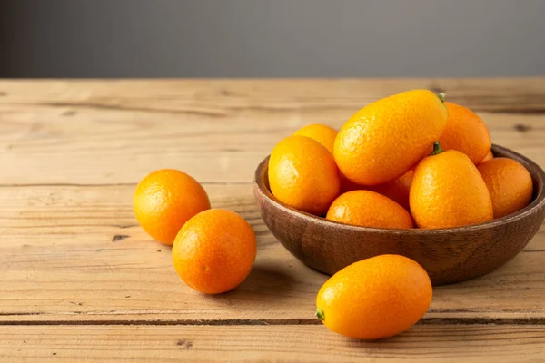 Bovenaanzicht Van Oranje Kumquats Houten Schaal Houten Tafel Selectieve Focus — Stockfoto