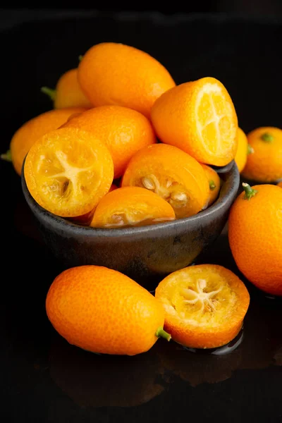 Top View Wet Cut Kumquats Dark Bowl Selective Focus Black — Stockfoto