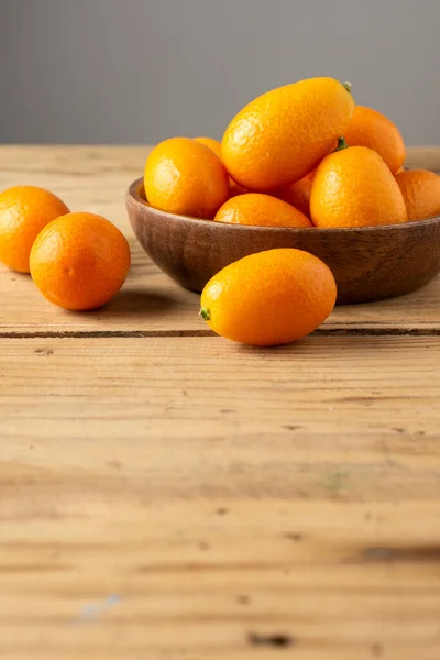 Bovenaanzicht Van Oranje Kumquats Houten Schaal Houten Tafel Selectieve Focus — Stockfoto