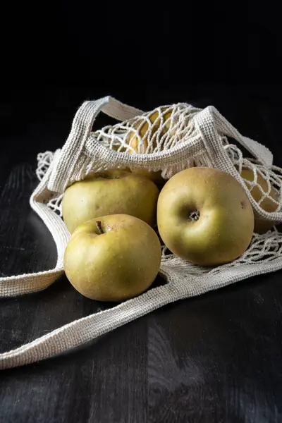 View Organic White Mesh Bag Pippin Apples Dark Wooden Table — Stock Photo, Image