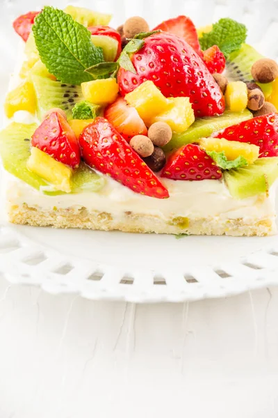 Close Fruit Tart Strawberries Mango Kiwi White Plate White Table — Stock Photo, Image
