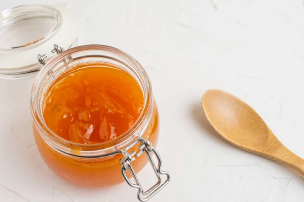 Luchtfoto Van Glazen Pot Met Pompoenjam Witte Tafel Met Houten — Stockfoto