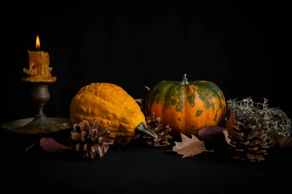 Close Van Pompoenen Met Herfstblad Kaarslicht Tafelkleed Zwarte Ondergrond Horizontaal — Stockfoto