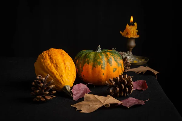 Detailní Záběr Zátiší Dýněmi Podzimními Listy Zapálenou Svíčkou Selektivní Zaměření — Stock fotografie