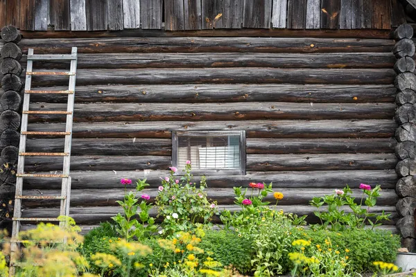 Die Mauer Eines Alten Holzhauses Kleines Fenster Und Treppe Blumenbeet — Stockfoto