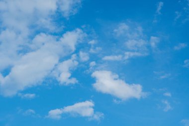 Bulutlu mavi gökyüzü.