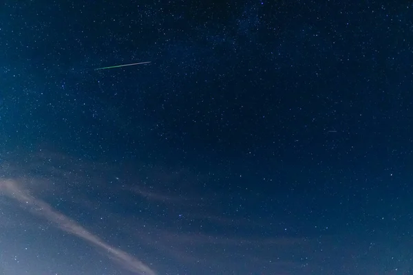 Gwiaździste Niebo Spadające Gwiazdy Zielonym Ogonem Strumień Perseid — Zdjęcie stockowe