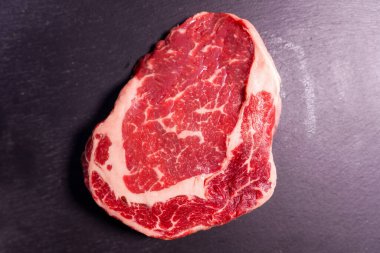 Taş tepside çiğ mermer biftek..