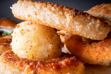 Soğan halkaları ve patates topları, süper Mario. Hamburger.