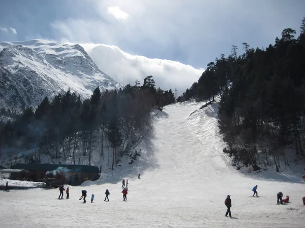 Skidbacken i mount cheget — Stockfoto