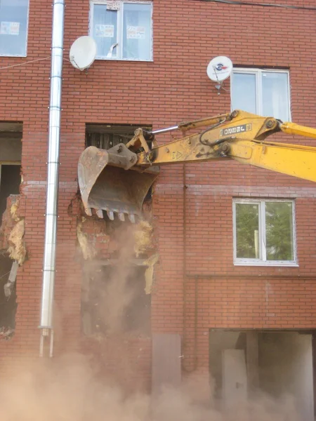 Demolition of a residential building in Kazan, Russia 31.05.2013 (Str. Red Chemist, 12) — Stock Photo, Image