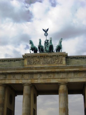 Brandenburg Geçidi ve reichstag