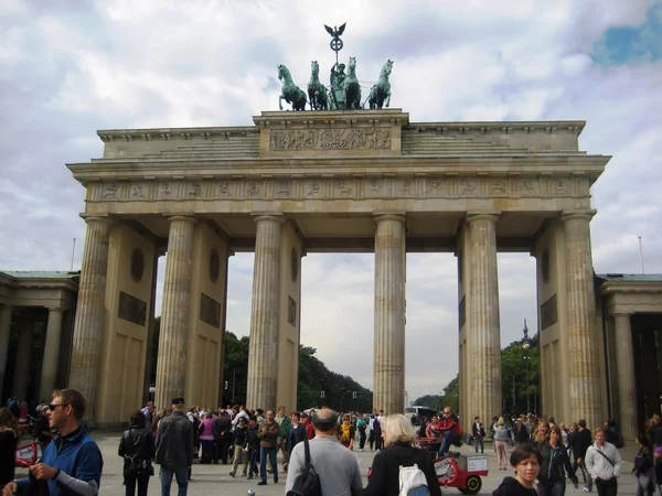 Brandenburg Geçidi ve reichstag