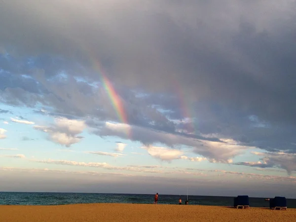 Doble arco iris sobre el mar — Foto de Stock