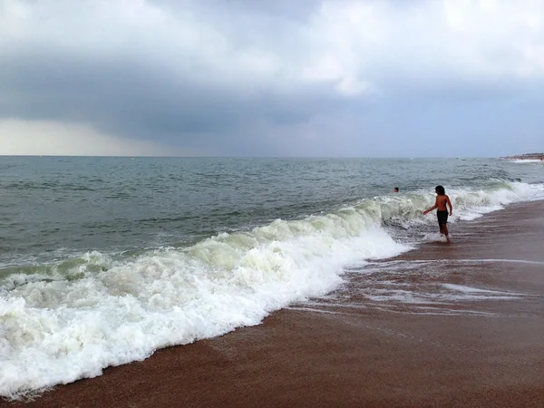 Boys jumping on the waves — Stock Photo, Image