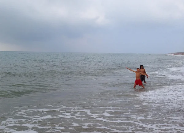 Мальчики прыгают по волнам — стоковое фото