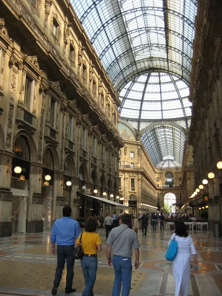 As lojas de moda mais caras da Galleria Vittorio Emanuele II, Milão, Itália — Fotografia de Stock