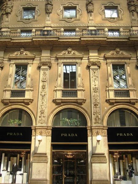 As lojas de moda mais caras da Galleria Vittorio Emanuele II, Milão, Itália — Fotografia de Stock
