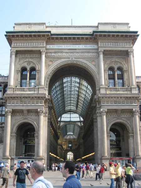 갤러리아 비토리오 에마누엘레 2 세, 밀라노, 이탈리아에서 가장 비싼 패션 상점 — 스톡 사진