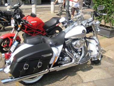 Milan: Mimarlık, insanlar, yerler, Bisiklet ve polis atı