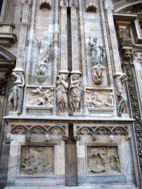 Duomo Katedrali milan, genel bakış, alçı döküm ve dövme gates parçaları