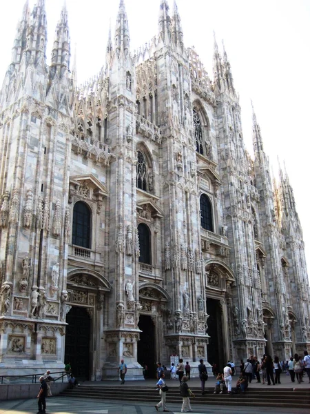 Cathédrale Duomo de Milan, vue d'ensemble, fragments de moulage en stuc et portes forgées — Photo